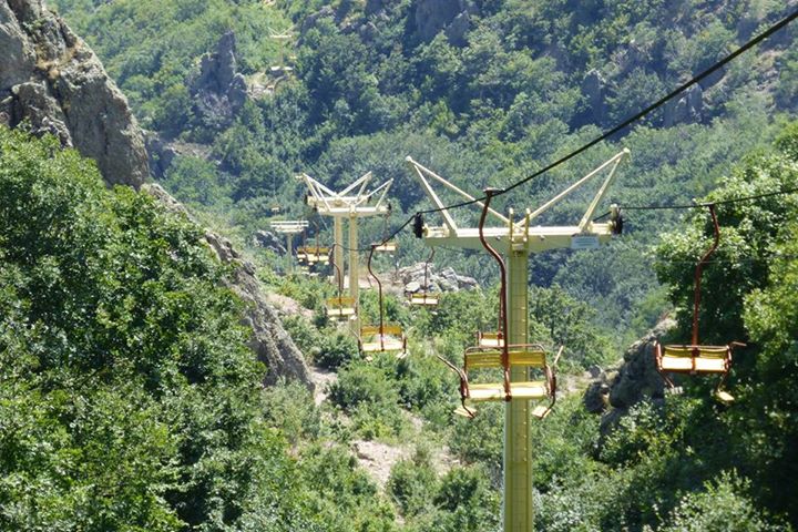 Трасето на въжената линия минава по живописните склонове на Сливенския алкана